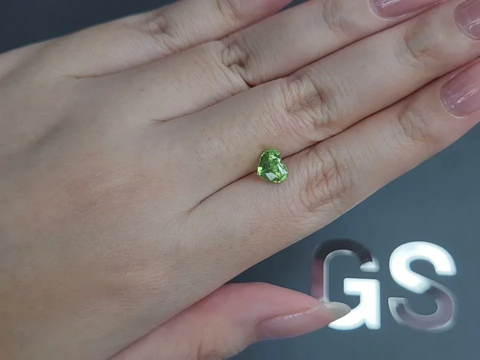 Tsavorita talla corazón verde 1,52 quilates, Tanzania Image №2