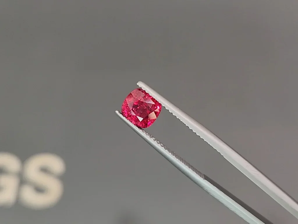 Espinela roja vívida de talla cojín de 1,62 quilates, Birmania Image №3