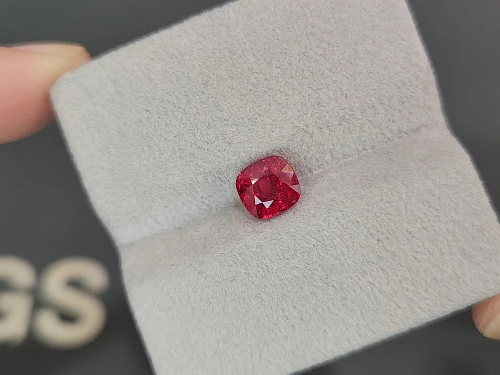 Espinela roja vívida de talla cojín de 1,62 quilates, Birmania Image №4