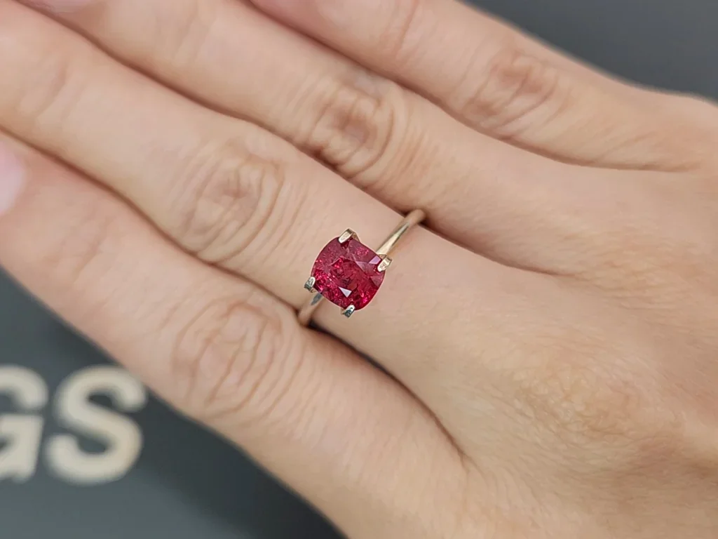 Espinela roja vívida de talla cojín de 1,62 quilates, Birmania Image №5