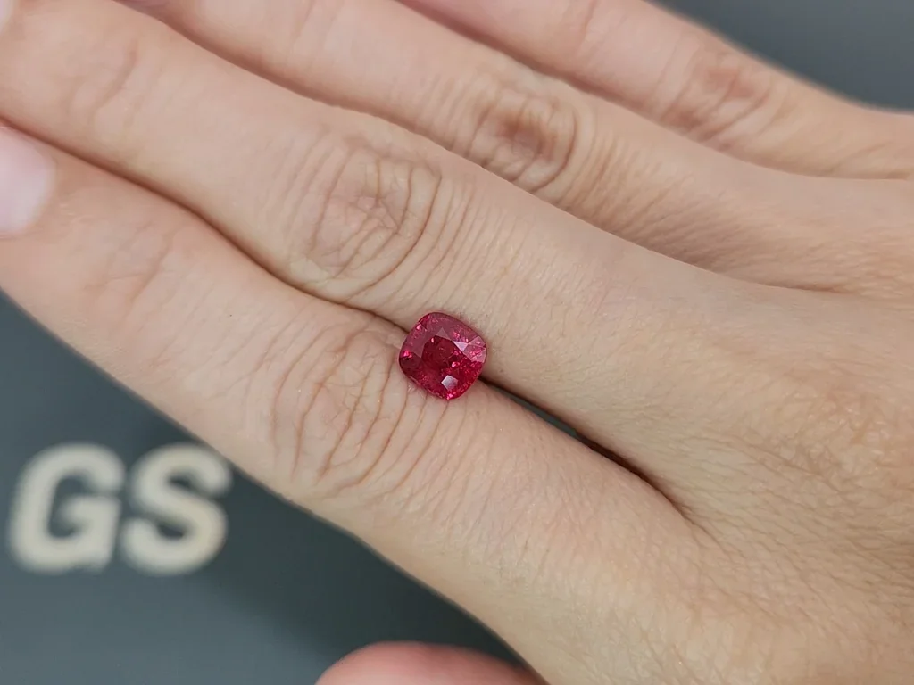 Espinela roja vívida de talla cojín de 1,62 quilates, Birmania Image №2