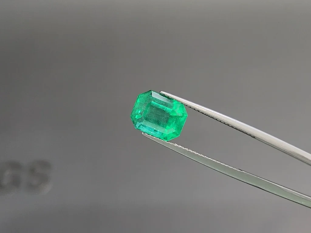 Émeraude verte intense de 4,32 carats, taille octogonale, Colombie Image №3