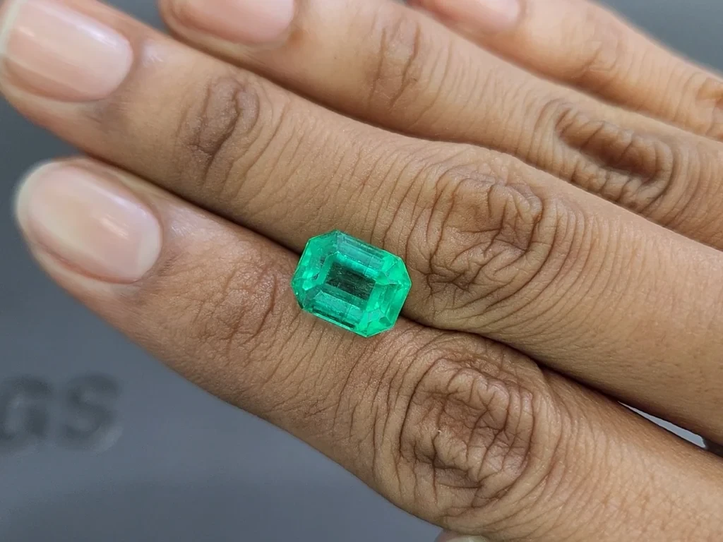 Émeraude verte intense de 4,32 carats, taille octogonale, Colombie Image №2