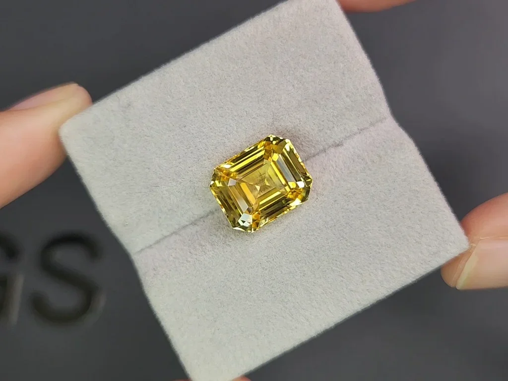 Untreated vivid yellow sapphire in octagon cut 8.11 carats, Sri Lanka Image №4