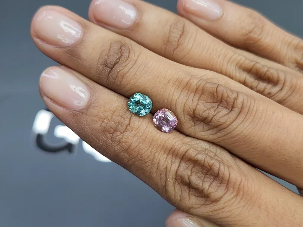 Kontrastierendes paar turmaline im ovalschliff 1,90 carats, Afghanistan Image №2