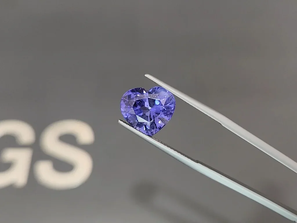 Unheated sapphire  color change heart shape 9.08 carats, Sri Lanka Image №3