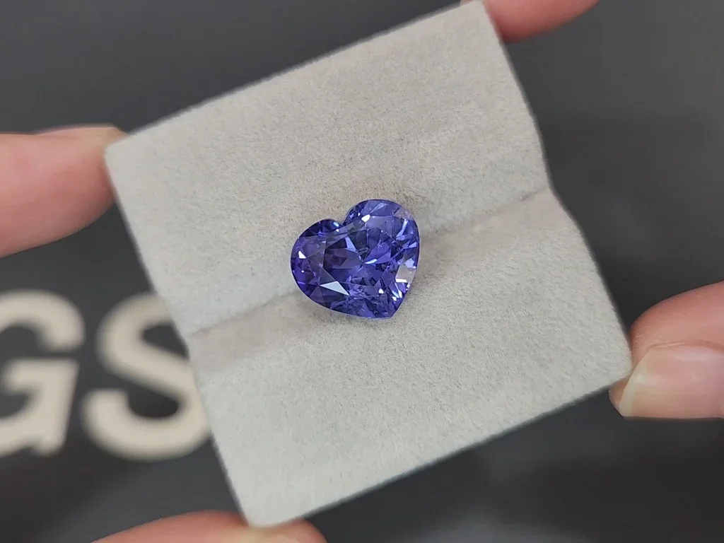 Unheated sapphire  color change heart shape 9.08 carats, Sri Lanka Image №4