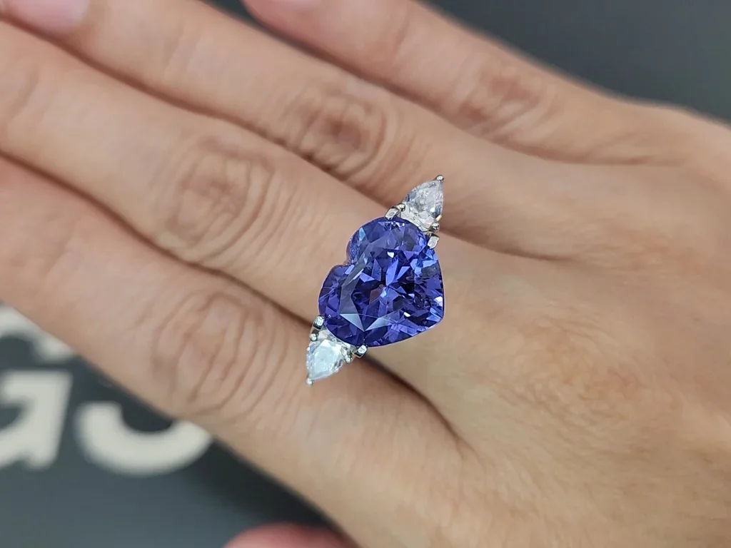 Unheated sapphire  color change heart shape 9.08 carats, Sri Lanka Image №5