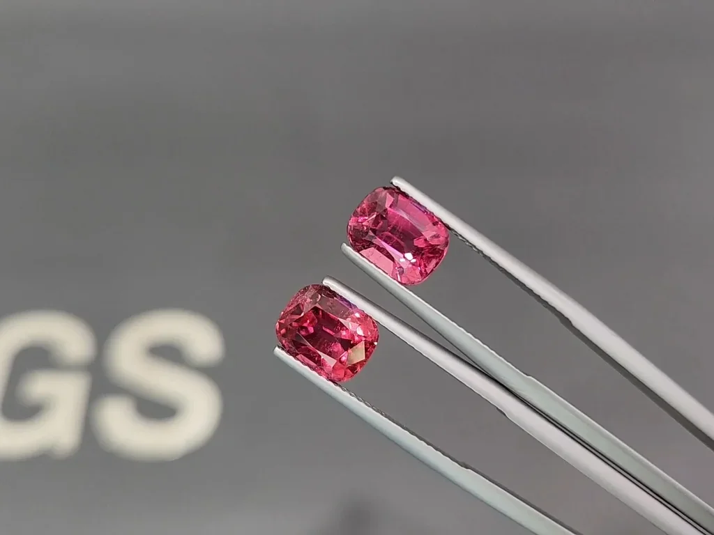 Par de turmalinas rubelitas de talla cojín de color rosa intenso, 5,96 carats, Afganistán Image №3