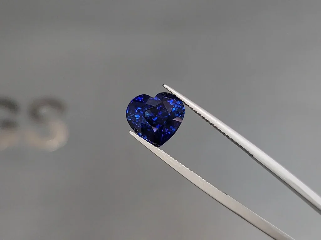 Sapphire Vivid Blue heart shape 5.01 carats, Sri Lanka  Image №3