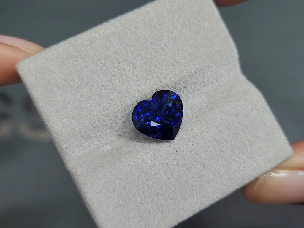 Sapphire Vivid Blue heart shape 5.01 carats, Sri Lanka  Image №4