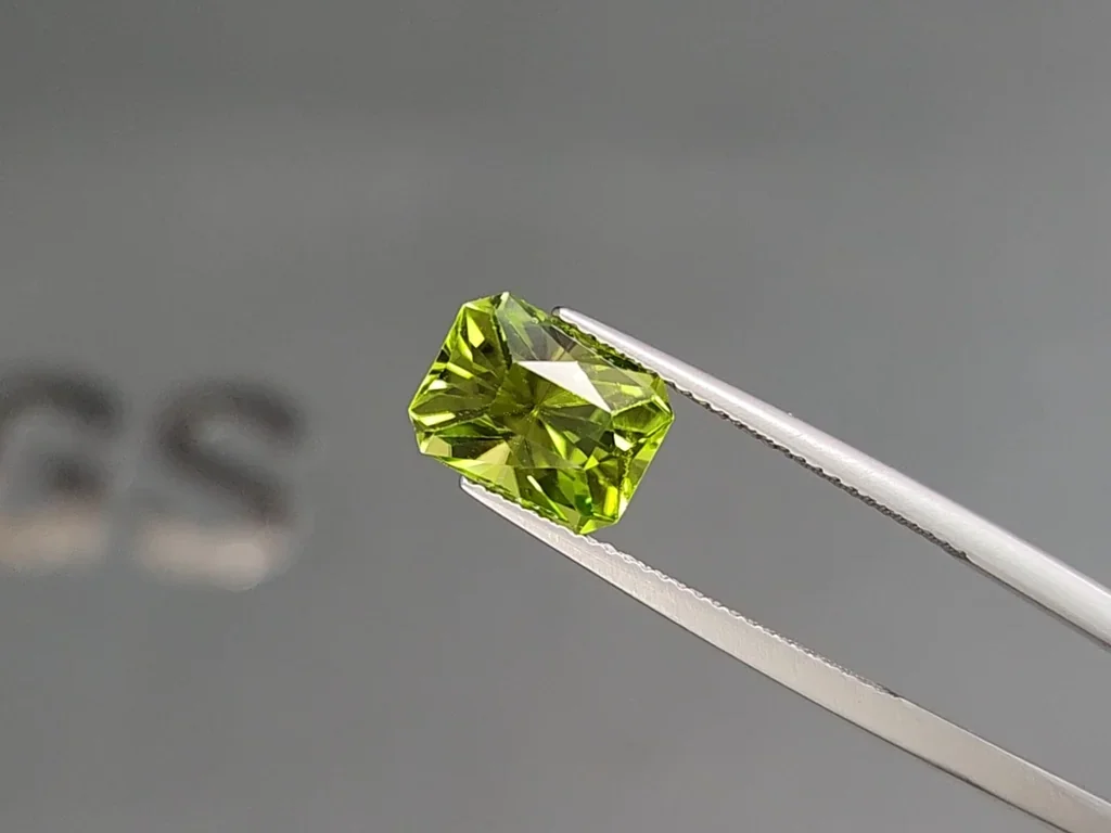 Péridot vert-jaune taille radiant 3,69 ct, Birmanie  Image №3