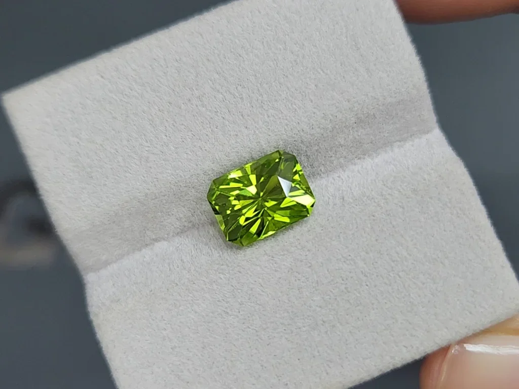 Péridot vert-jaune taille radiant 3,69 ct, Birmanie  Image №4