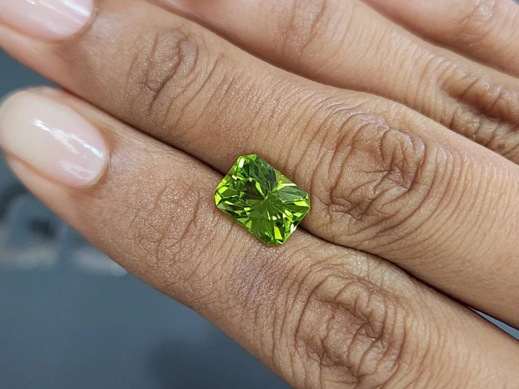 Péridot vert-jaune taille radiant 3,69 ct, Birmanie  Image №2