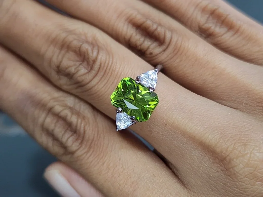 Péridot vert-jaune taille radiant 3,69 ct, Birmanie  Image №5