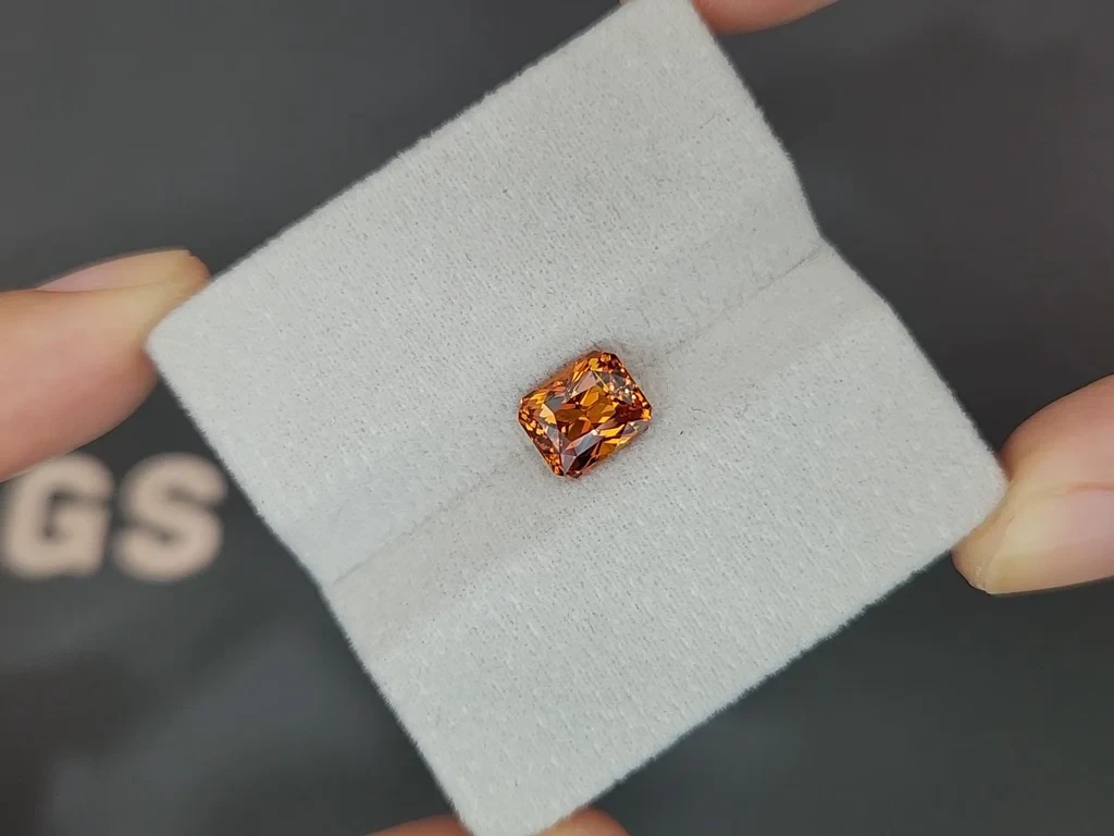 Grenat spessartine orange vif, taille radiant 2,20 carats, Madagascar Image №4