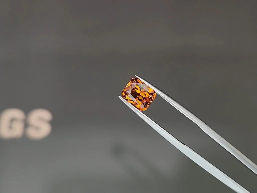 Grenat spessartine orange vif, taille radiant 2,20 carats, Madagascar Image №3