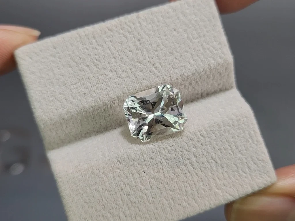Kunzite light green radiant cut 5.05 carats, Pakistan Image №4