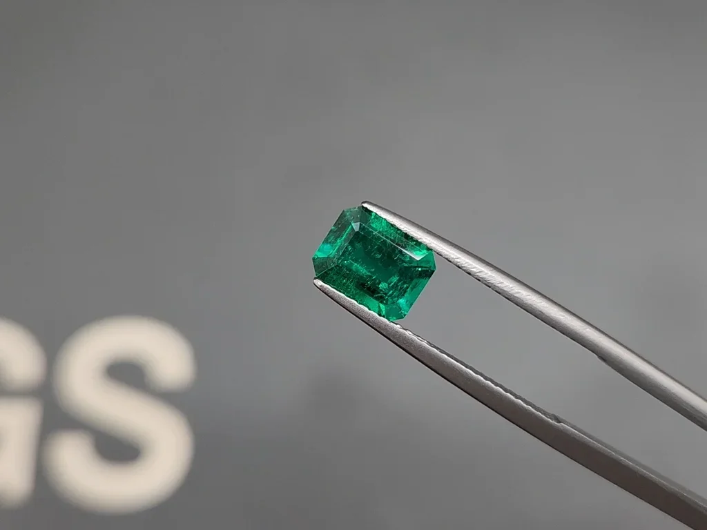 Émeraude octogonale "verte Muzo" colombienne intense 1,41 ct Image №3