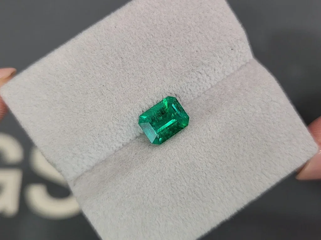 Émeraude octogonale "verte Muzo" colombienne intense 1,41 ct Image №4