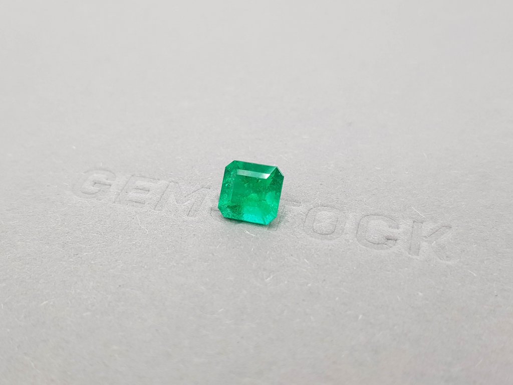 Colombian emerald 1.78 ct octagon cut, Vivid green Image №2