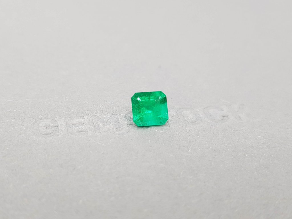 Colombian emerald 1.78 ct octagon cut, Vivid green Image №3