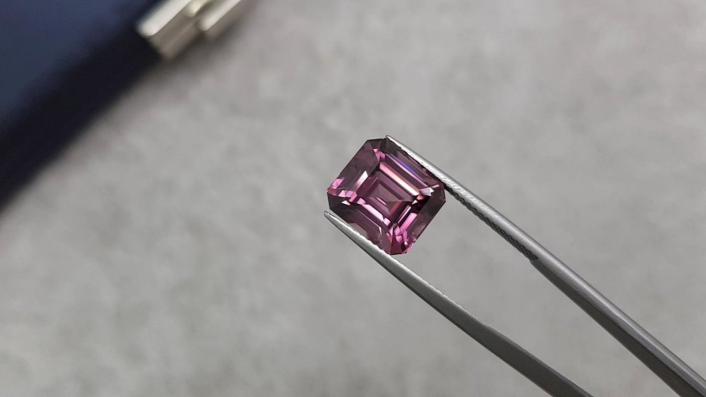 Intense red hyacinth zircon in octagon cut 10.29 ct Image №3