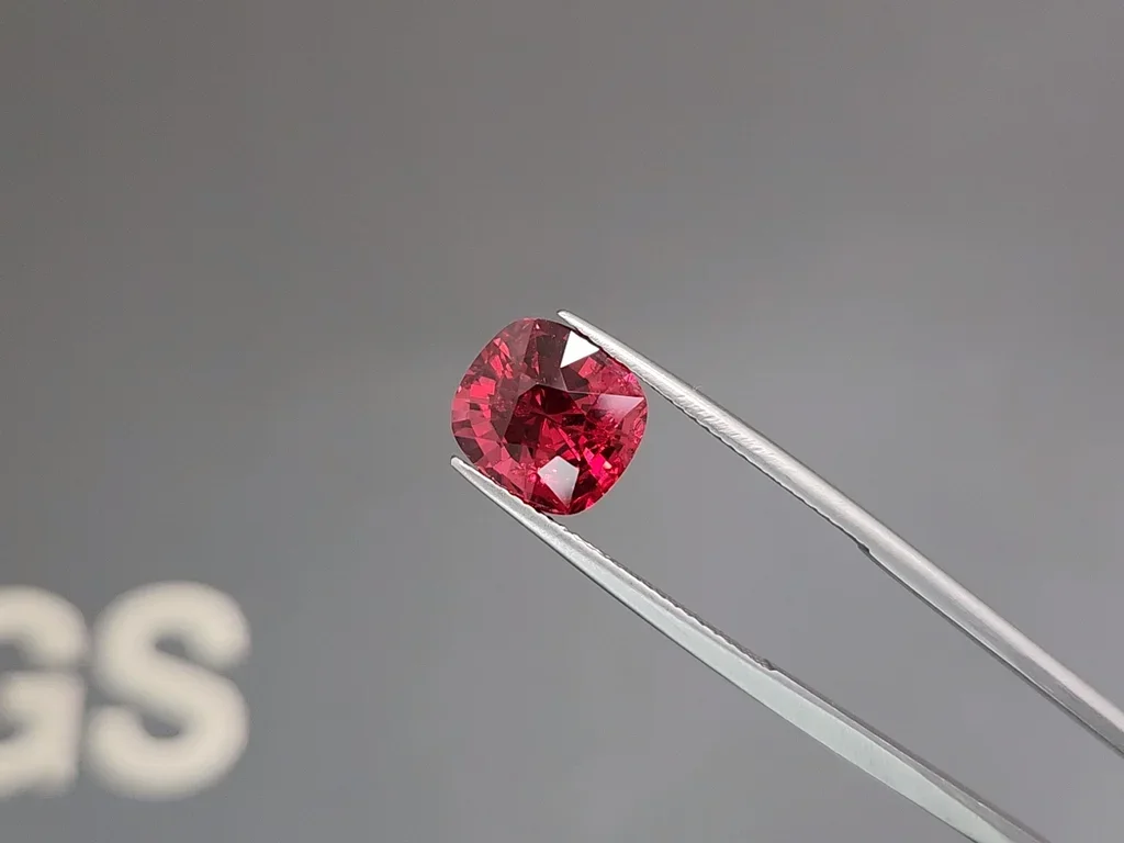 Spinelle rouge vif unique taille coussin rouge vif 5,33 carats, Vietnam  Image №3