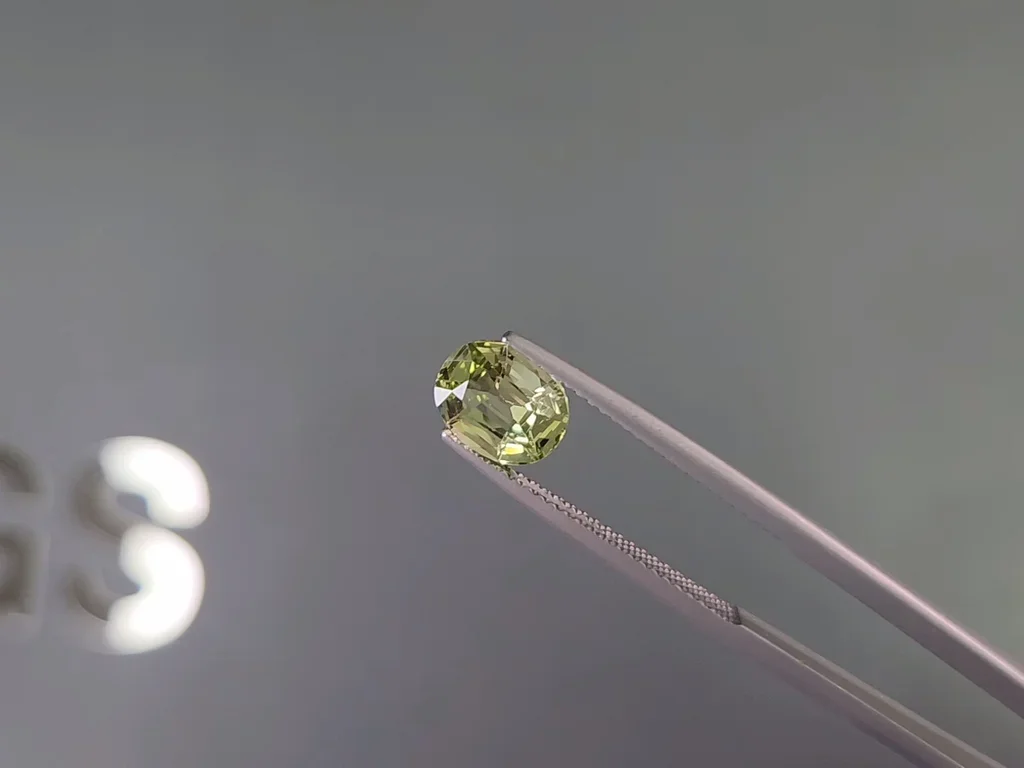 Granate grosular verde amarillento, talla ovalada, 2,02 quilates, Tanzania Image №3