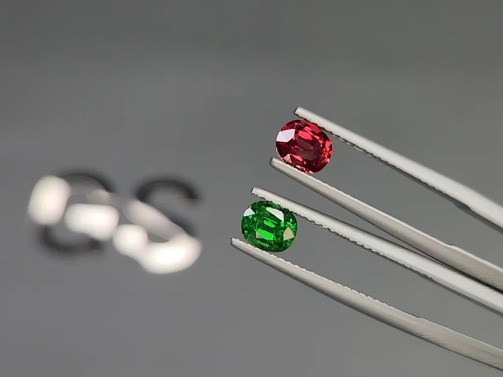 Contrasting pair of spinel and tsavorite garnet oval cut 1.71 carats, Burma, Tanzania Image №3