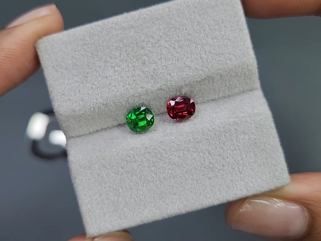 Contrasting pair of spinel and tsavorite garnet oval cut 1.71 carats, Burma, Tanzania Image №4