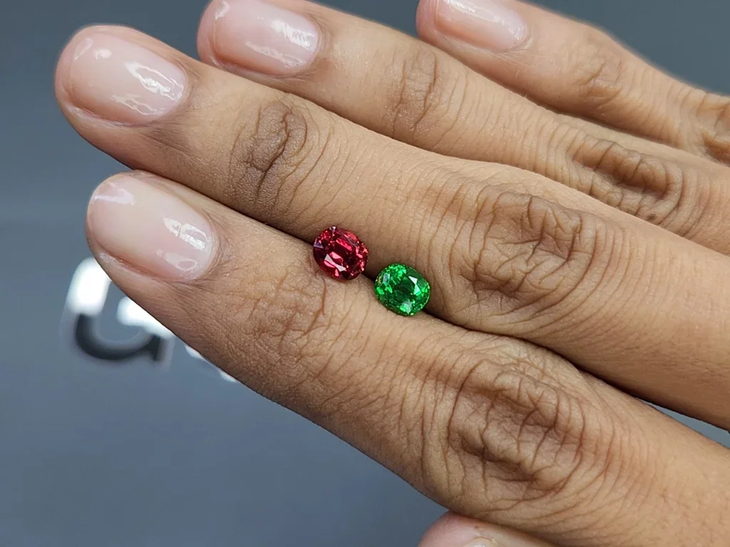 Contrasting pair of spinel and tsavorite garnet oval cut 1.71 carats, Burma, Tanzania Image №2