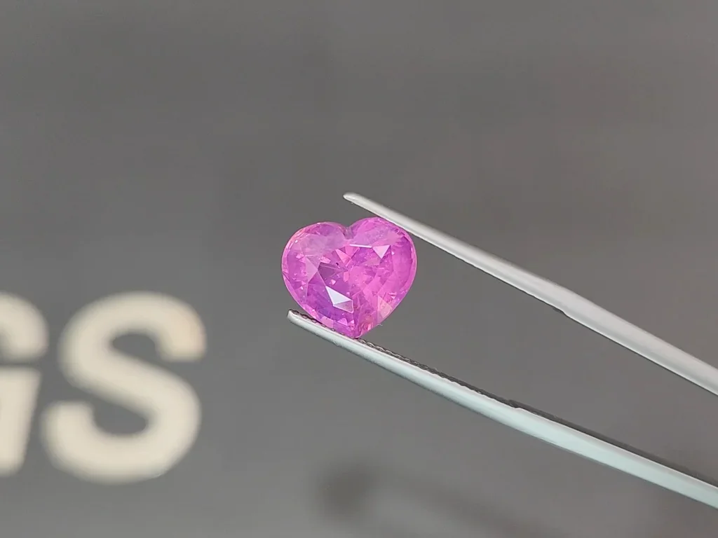 Unheated vivid pink sapphire with rutile silk effect in heart shape 6.13 carats, Sri Lanka Image №3