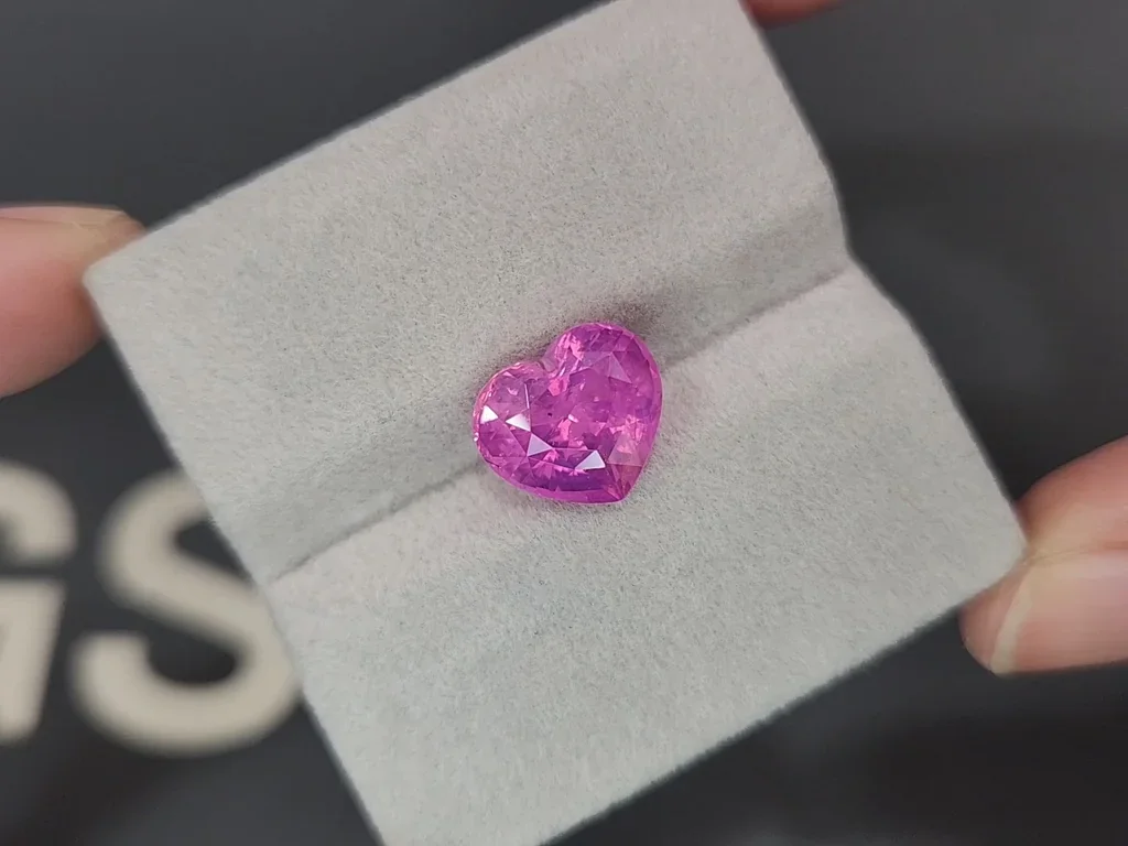 Unheated vivid pink sapphire with rutile silk effect in heart shape 6.13 carats, Sri Lanka Image №4