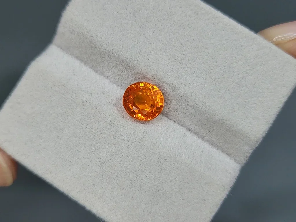 Granate Espesartina color Fanta de talla ovalada de 2,55 quilates, África Image №4