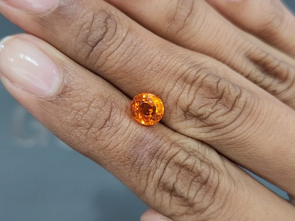 Granate Espesartina color Fanta de talla ovalada de 2,55 quilates, África Image №2