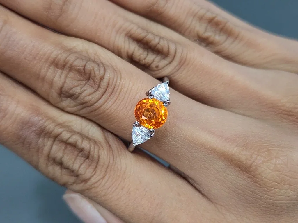 Granate Espesartina color Fanta de talla ovalada de 2,55 quilates, África Image №5