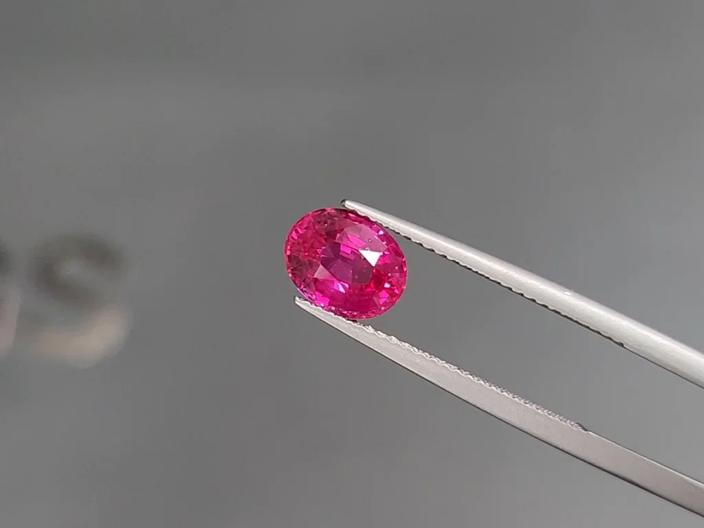Zafiro ovalado rosa intenso sin calentar de 2,05 carats, de Sri Lanka   Image №3