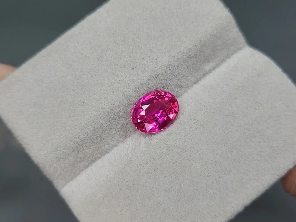 Zafiro ovalado rosa intenso sin calentar de 2,05 carats, de Sri Lanka   Image №4