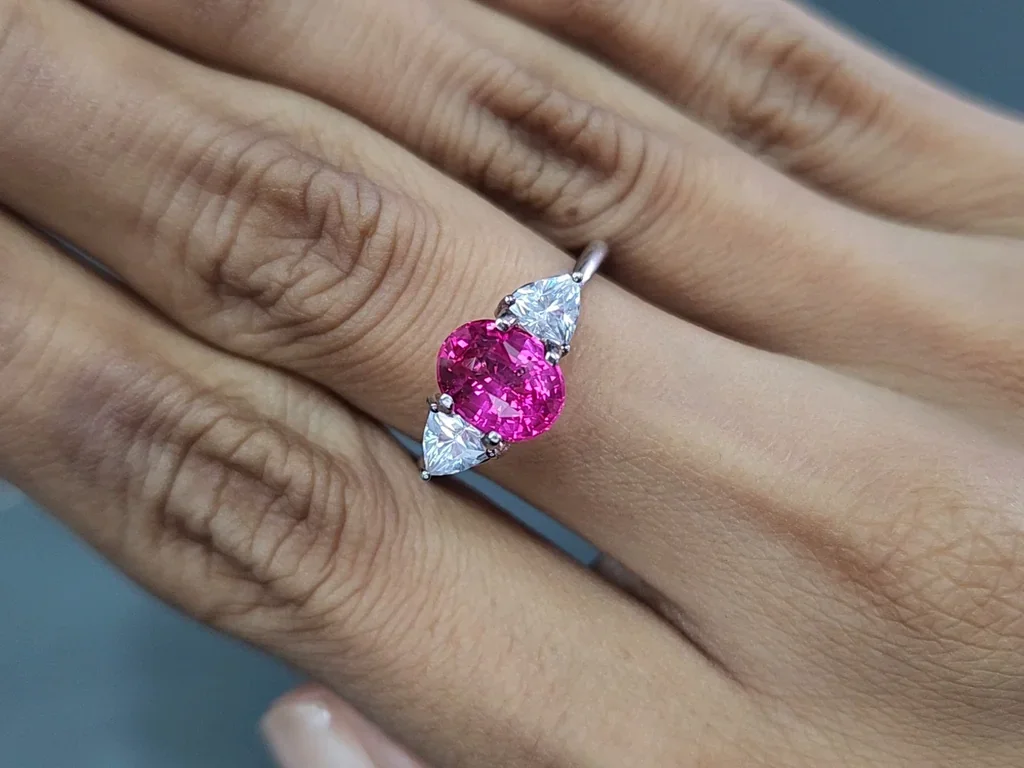 Zafiro ovalado rosa intenso sin calentar de 2,05 carats, de Sri Lanka   Image №5
