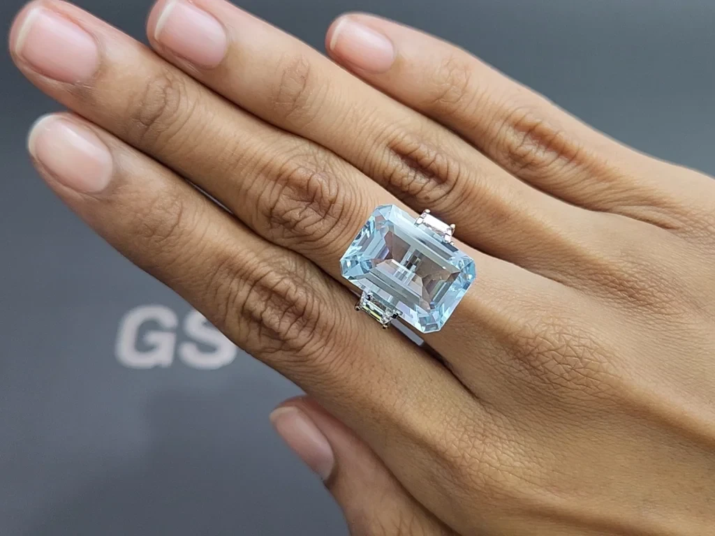 Une grande aigue-marine de taille octogonale pesant 14,41 carats, Madagascar  Image №5