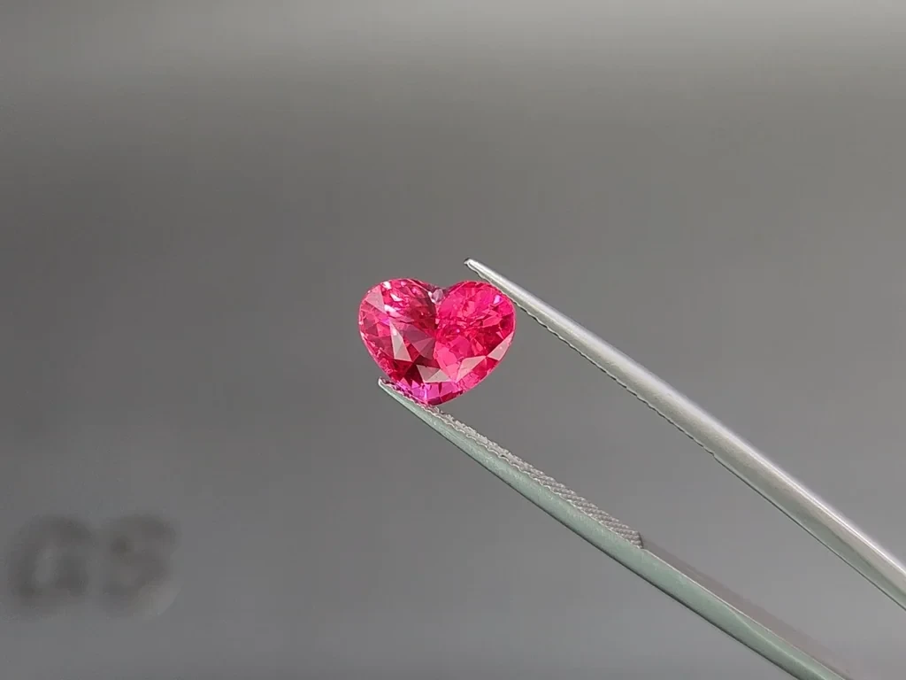 Mahenge-spinel im herzschliff leuchtend pink-rot 3,71 karat, Tansania Image №3