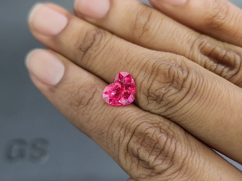 Mahenge-spinel im herzschliff leuchtend pink-rot 3,71 karat, Tansania Image №2