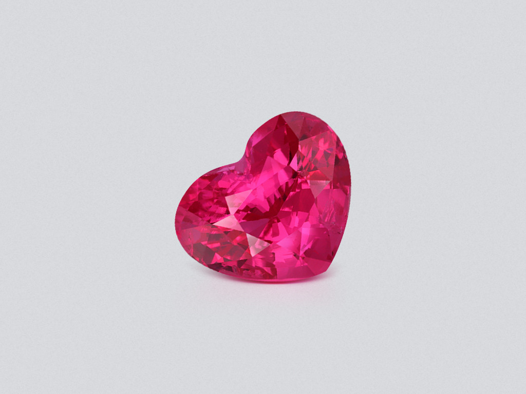 Mahenge-spinel im herzschliff leuchtend pink-rot 3,71 karat, Tansania Image №1