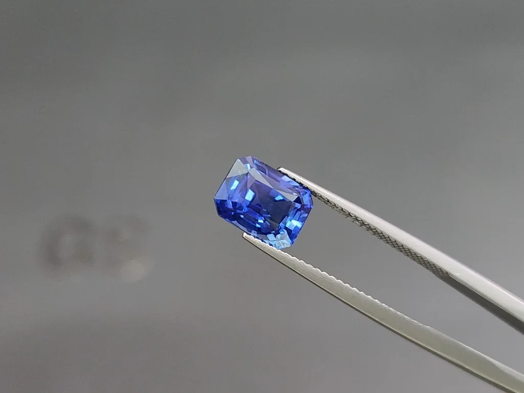 Un saphir bleu royal de 3,59 carats, taille octogonale,du Sri Lanka, non chauffé Image №3