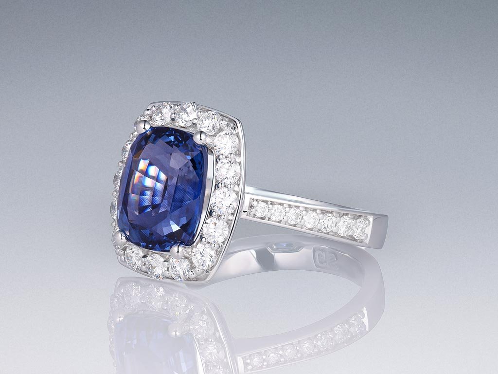 Ring with 5.11 carat Cornflower sapphire and diamonds in 18K white gold Image №3