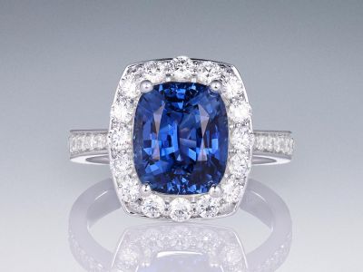 Ring with 5.11 carat Cornflower sapphire and diamonds in 18K white gold photo