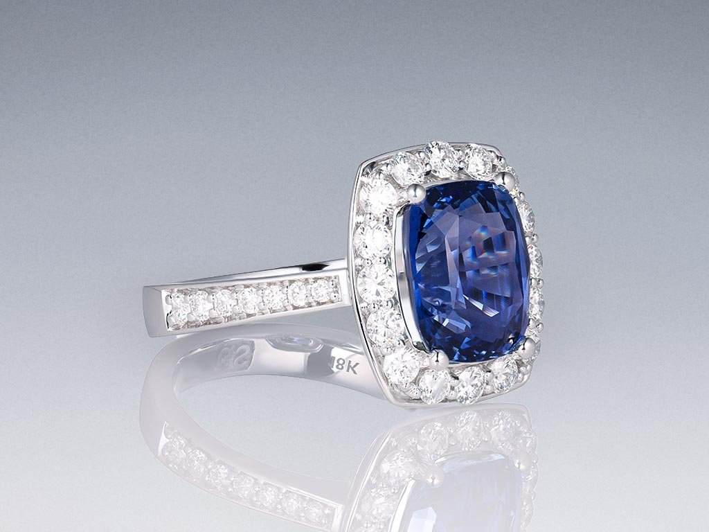 Ring with 5.11 carat Cornflower sapphire and diamonds in 18K white gold Image №2