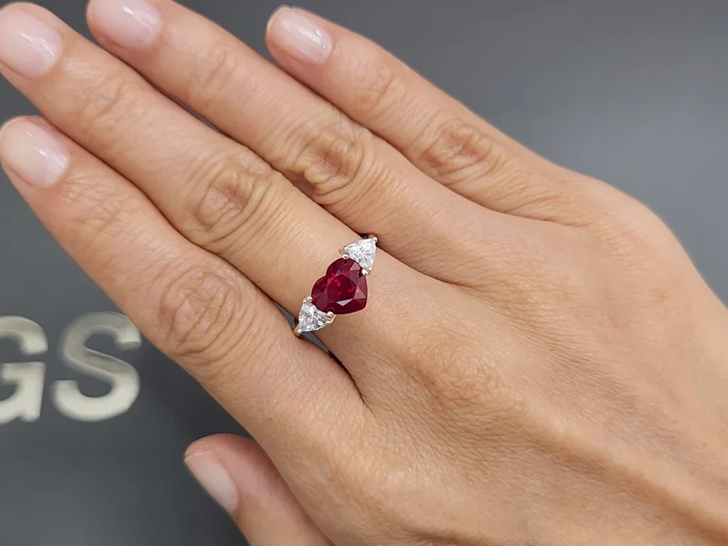 Burmese Pigeon's Blood ruby in heart shape 3.01 carats, GRS Image №5