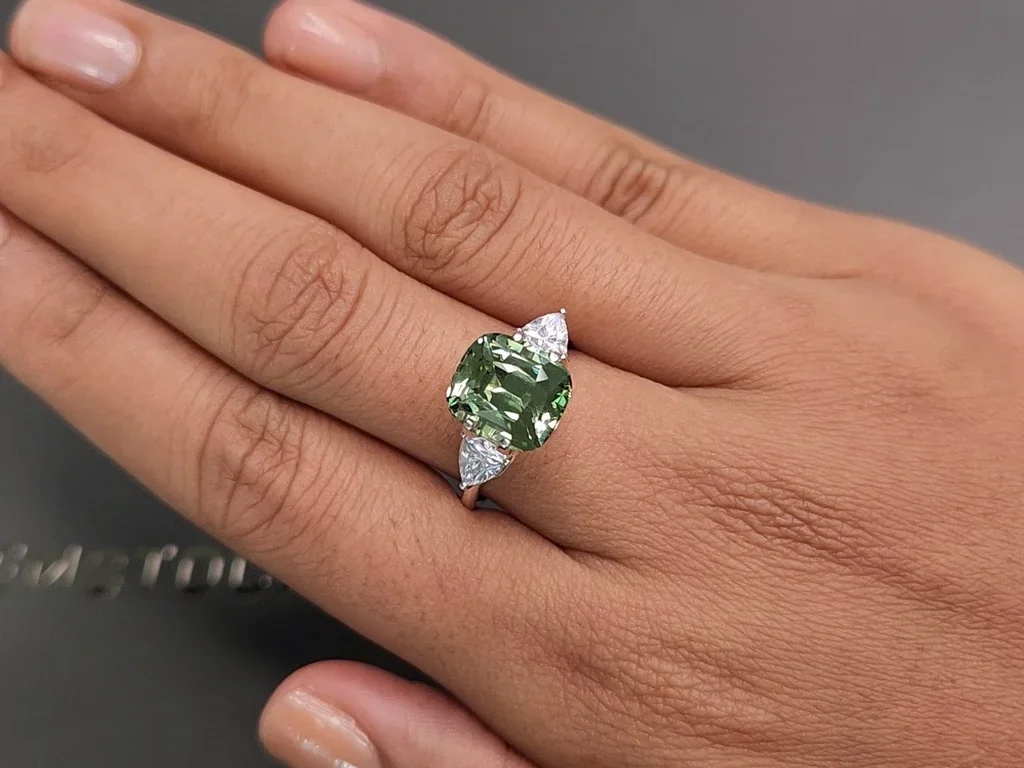 Crisoberilo con contenido de vanadio y talla cojín de 5,13 quilates Image №5